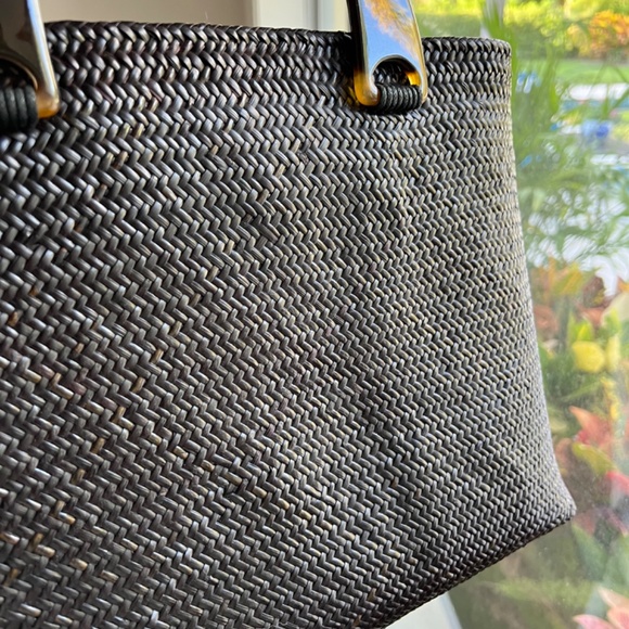 Black straw handbag with tortoise shell handle. - Picture 7 of 8